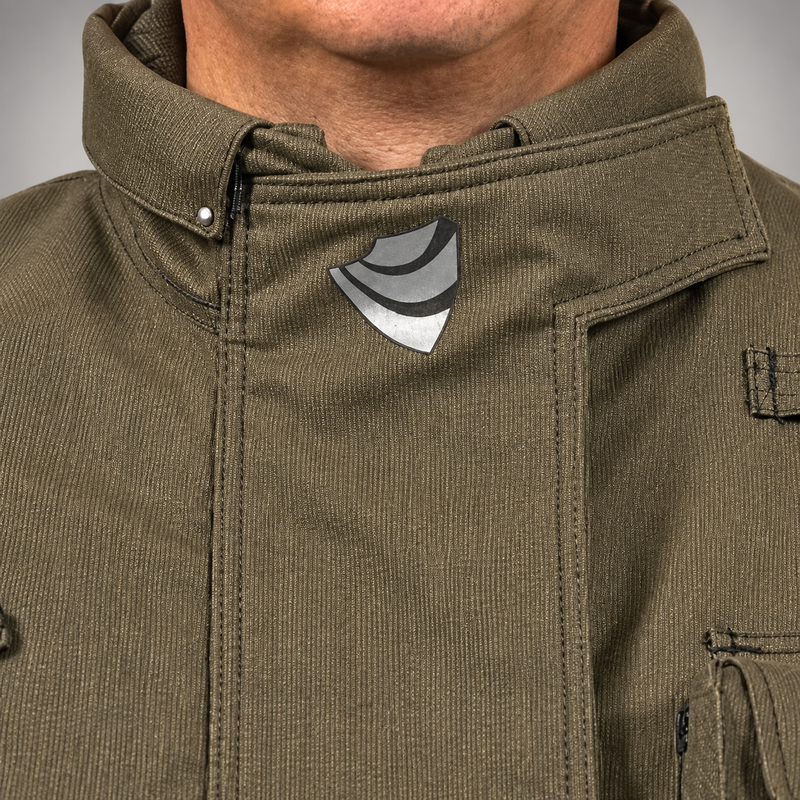 Close-up of the INNOTEX RDG20 coat’s raised collar and overlapping throat closure with INNOTEX logo.