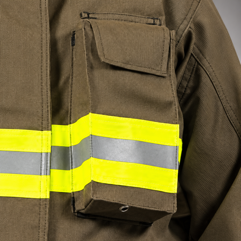 Close-up of the INNOTEX RDG20 coat’s left-chest radio pocket with flap closure, mic loop and reflective trim.