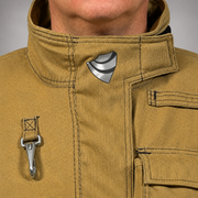 Close-up of the INNOTEX RDG40 coat’s raised collar, overlapping throat closure and chest attachment clip.