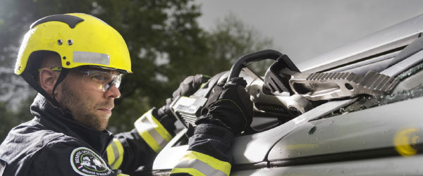 Firefighter working at a vehicle roof with a RESQTEC EDD combi tool