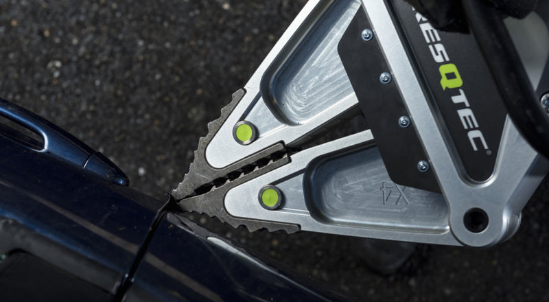 RESQTEC X2 EDD duck-beak tips inserted into a vehicle panel gap