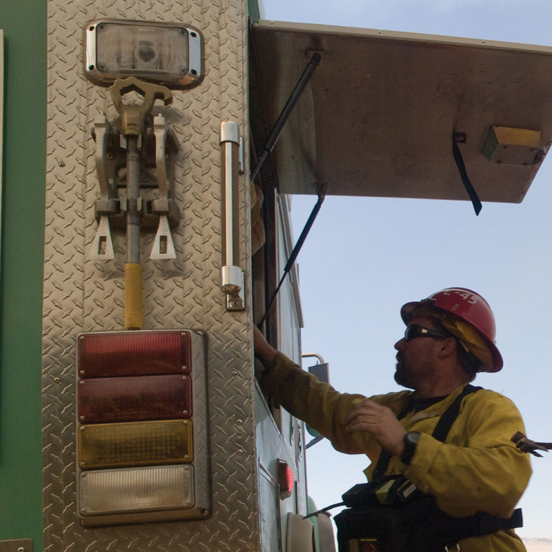 Cascade hydrant wrench and spanner holder mounted vertically on fire apparatus